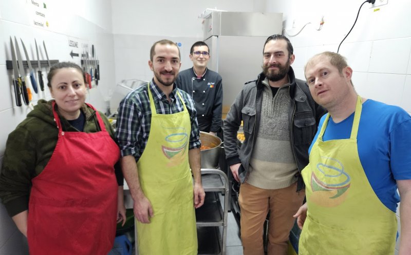 O ucraineancă, un palestinian, un american, un englez și un român au gătit împreună O MASĂ CALDĂ la Cluj-Napoca