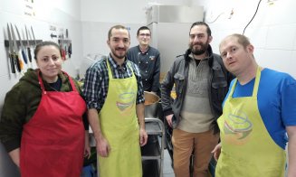 O ucraineancă, un palestinian, un american, un englez și un român au gătit împreună O MASĂ CALDĂ la Cluj-Napoca