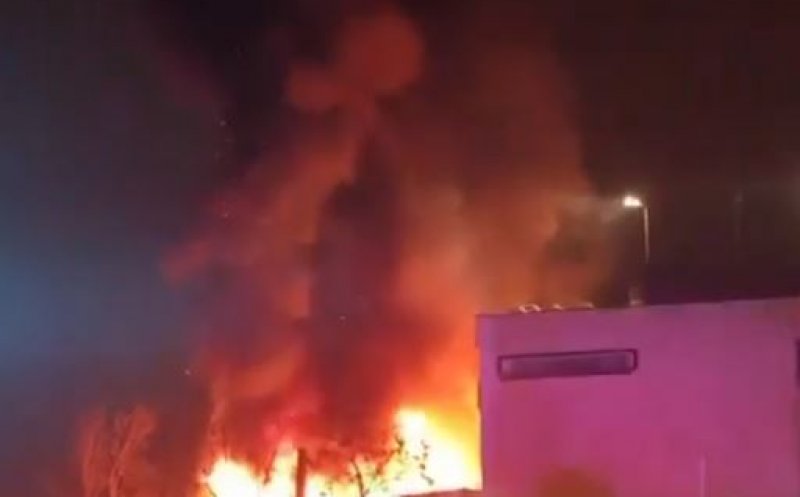 Incendiu la mall-ul din Gheorgheni. Pompierii intervin cu trei autospeciale / S-a închis hypermaket-ul, iar clienții au fost evacuați
