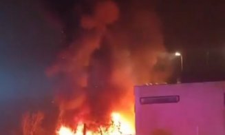 Incendiu la mall-ul din Gheorgheni. Pompierii intervin cu trei autospeciale / S-a închis hypermaket-ul, iar clienții au fost evacuați