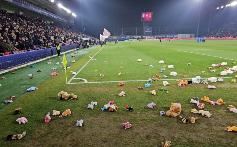 A plouat cu jucării pe stadionul din Gruia la meciul cu FCSB