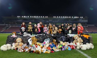 A plouat cu jucării pe stadionul din Gruia la meciul cu FCSB