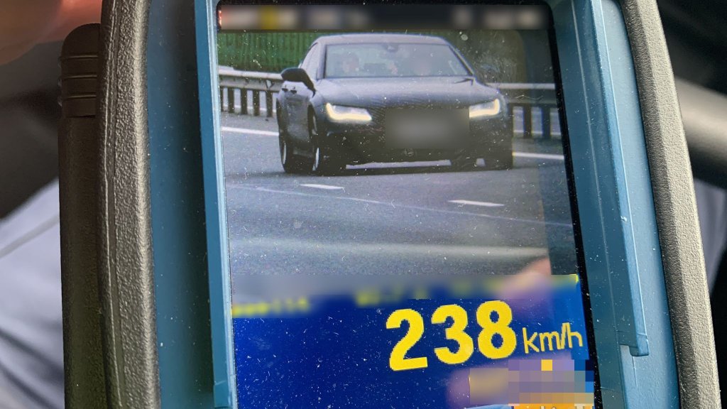 Urmărire ca-n filme pe A3, în Cluj! Un tânăr de 19 ani a condus cu 238km/h