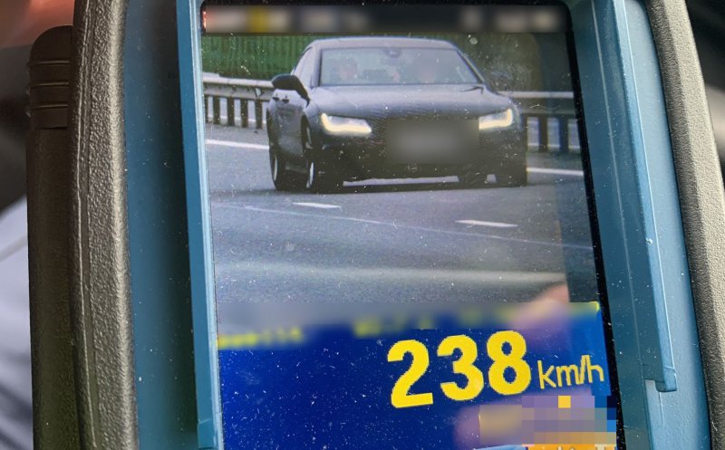 Urmărire ca-n filme pe A3, în Cluj! Un tânăr de 19 ani a condus cu 238km/h