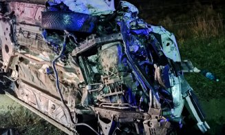 ACCIDENT în județul Cluj între un autoturism și o autoutilitară. Mașina, puternic avariată, a rămas răsturnată pe o parte