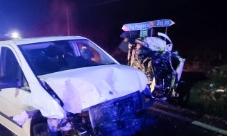 ACCIDENT în județul Cluj între un autoturism și o autoutilitară. Mașina, puternic avariată, a rămas răsturnată pe o parte