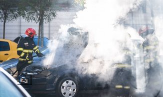 Două mașini au luat foc pe o stradă din Cluj-Napoca. Pompierii, intervenție de urgență