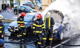 Două mașini au luat foc pe o stradă din Cluj-Napoca. Pompierii, intervenție de urgență