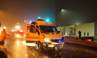 Ambulanţă care transporta un pacient, implicată într-un accident rutier