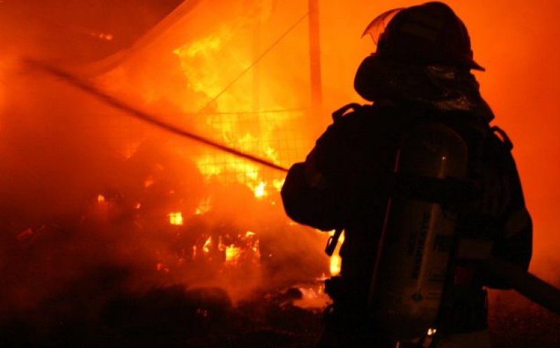 INCENDIU la acoperişul unei case din comuna Săvădisla / Se repetă povestea cu izolarea necorespunzătoare a coşului de fum