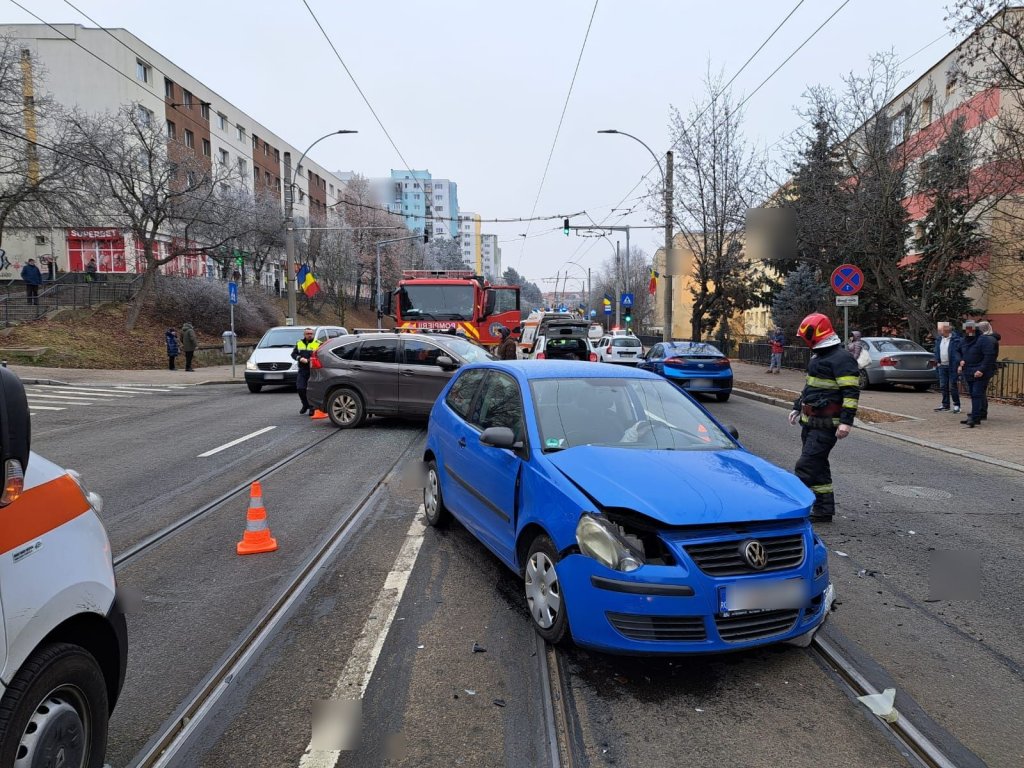 Coliziune între două mașini în Mănăștur. Doi bărbați, consultați de medici
