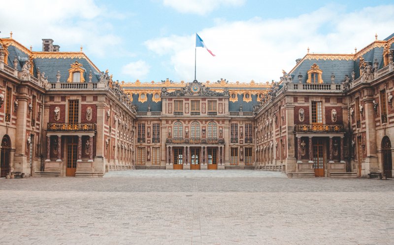 Alertă la Palatul Versailles. Oamenii au fost evacuați în urma unei amenințări cu bombă