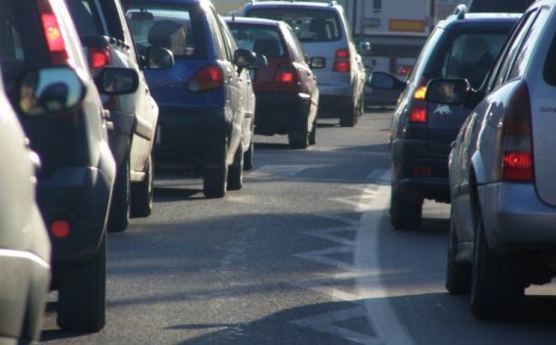 La coadă la... drumul spre mall. Febra cumpărăturilor e contagioasă