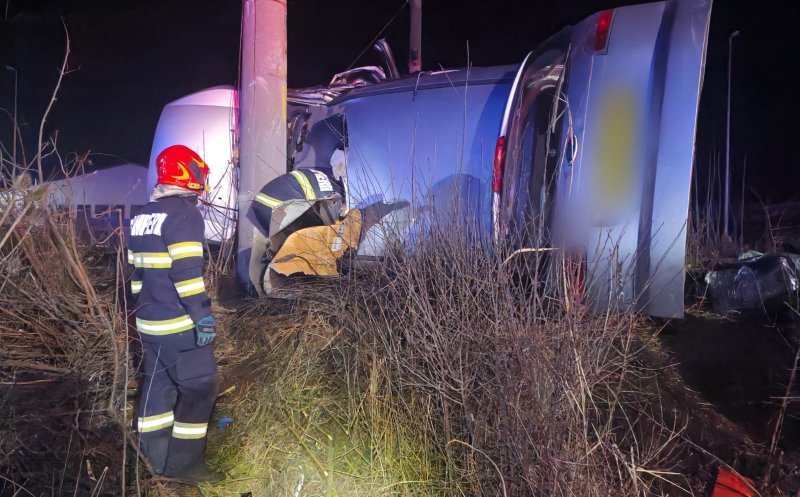 ACCIDENT MORTAL în Cluj: Maşină răsturnată pe calea ferată şi victimă în stop cardio încarcerată. Nu a răspuns manevrelor de resuscitare