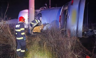 ACCIDENT MORTAL în Cluj: Maşină răsturnată pe calea ferată şi victimă în stop cardio încarcerată. Nu a răspuns manevrelor de resuscitare