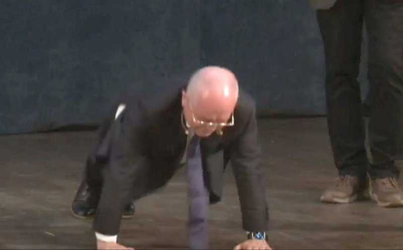 FIT Emil Boc: Flotări pe scenă, în faţa elevilor de 10 ai Clujului