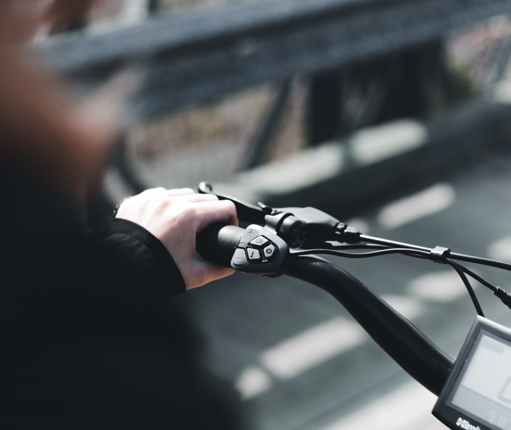Trei tineri au furat o bicicletă electrică de 1500 de euro din balconul unei locuințe din Cluj-Napoca