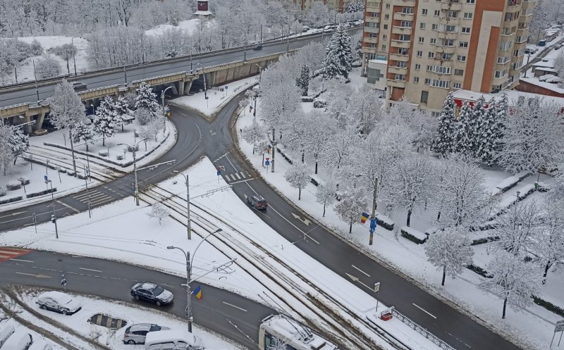 A-nceput de ieri să cadă câte-un fulg, apoi a nins ca-n povești la Cluj-Napoca