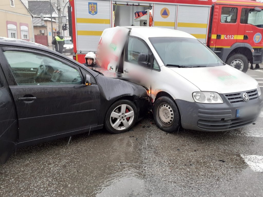 ACCIDENT în Gherla: Unii şoferi nu au treabă cu prioritatea la drumul principal / O tânără a ajuns la spital
