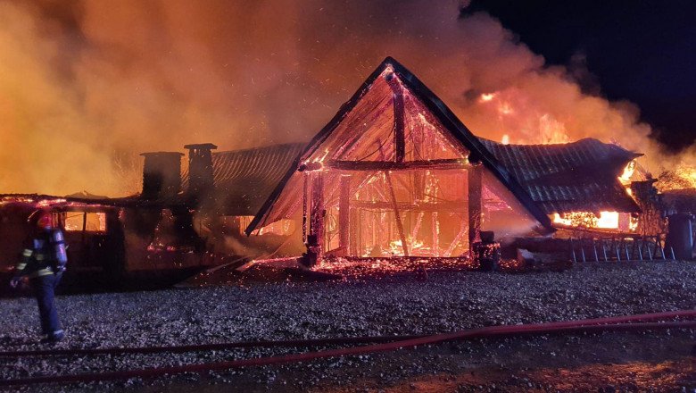 Incendiu la o pensiune în a doua zi de Crăciun. Două persoane arse, iar altele dispărute