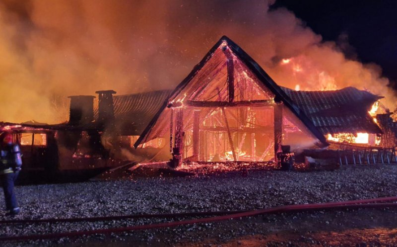 Incendiu la o pensiune în a doua zi de Crăciun. Două persoane arse, iar altele dispărute