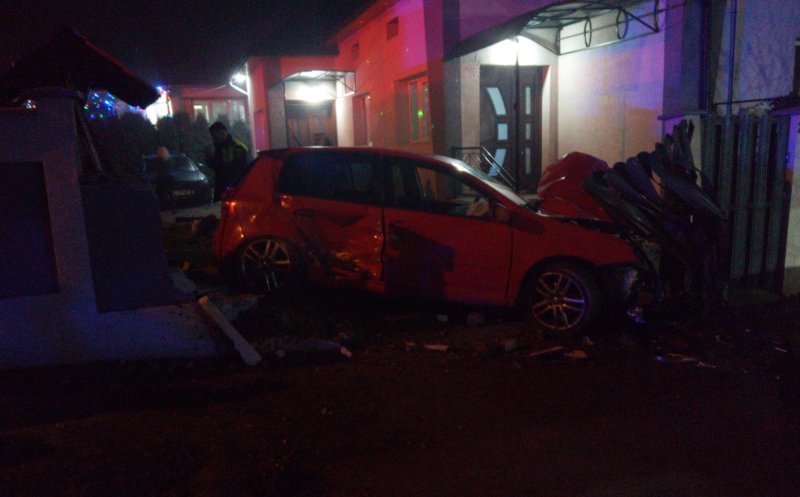 Cluj: Tânără de 20 de ani, rănită după ce s-a înfipt cu mașina într-un gard/ Șoferița, posibil drogată