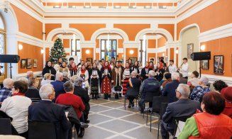 Zeci de cupluri care au sărbătorit "nunta de aur", premiate de primarul Emil Boc