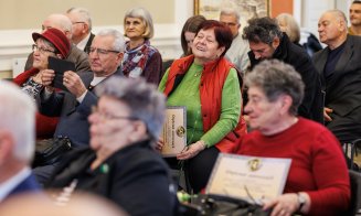 Zeci de cupluri care au sărbătorit "nunta de aur", premiate de primarul Emil Boc