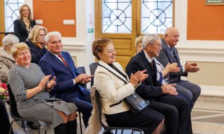 Zeci de cupluri care au sărbătorit "nunta de aur", premiate de primarul Emil Boc