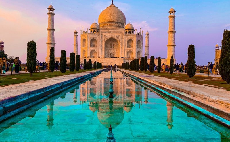 Motivul pentru care templul Taj Mahal își schimbă culoarea