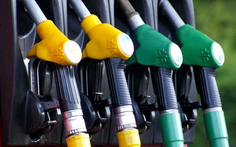 Se scumpesc carburanții începând cu 2024. Cât vei plăti pentru un litru de benzină și motorină
