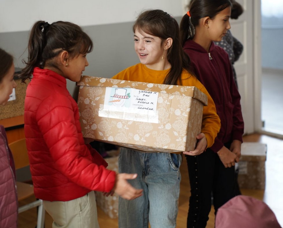 Solidaritate prin daruri: Copiii din Cluj oferă zâmbete altor copii în nevoie