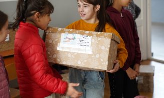 Solidaritate prin daruri: Copiii din Cluj oferă zâmbete altor copii în nevoie
