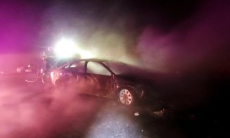 Accident cu trei mașini la Nădășelu. Un autoturism a fost distrus de flăcări