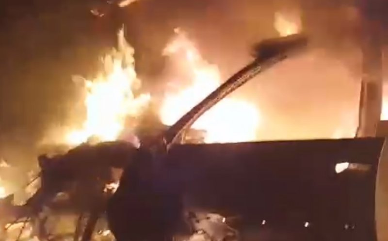 Accident cu trei mașini la Nădășelu. Un autoturism a fost distrus de flăcări