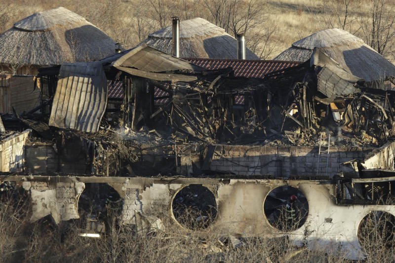 Tragedia de la Ferma Dacilor. Patronul complexului turistic a fost reţinut / Noi persoane sunt vizate de ancheta privind incendiul în care opt oameni au murit