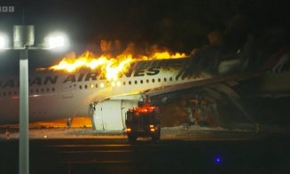 Un avion plin cu pasageri a luat foc la aterizare. S-ar fi ciocnit cu o altă aeronavă