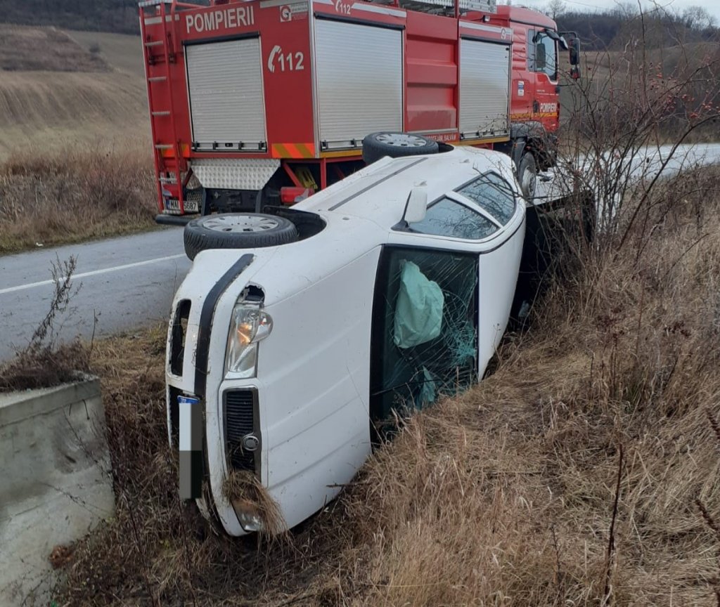 ACCIDENT în Cluj! Mașină răsturnată în șanț / Bărbat, transportat la spital