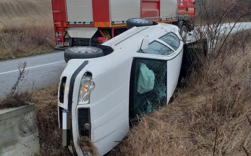 ACCIDENT în Cluj! Mașină răsturnată în șanț / Bărbat, transportat la spital