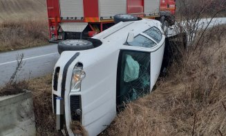 ACCIDENT în Cluj! Mașină răsturnată în șanț / Bărbat, transportat la spital