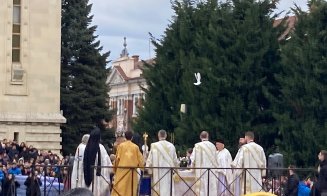 Mii de clujeni, la slubja de Bobotează de la  Catedrala Mitropolitană / Peste 20.000 de sticle cu apă sfințită și porumbei albi