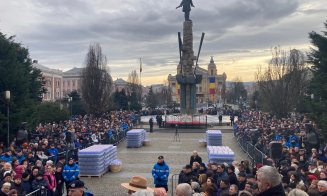 Mii de clujeni, la slubja de Bobotează de la  Catedrala Mitropolitană / Peste 20.000 de sticle cu apă sfințită și porumbei albi