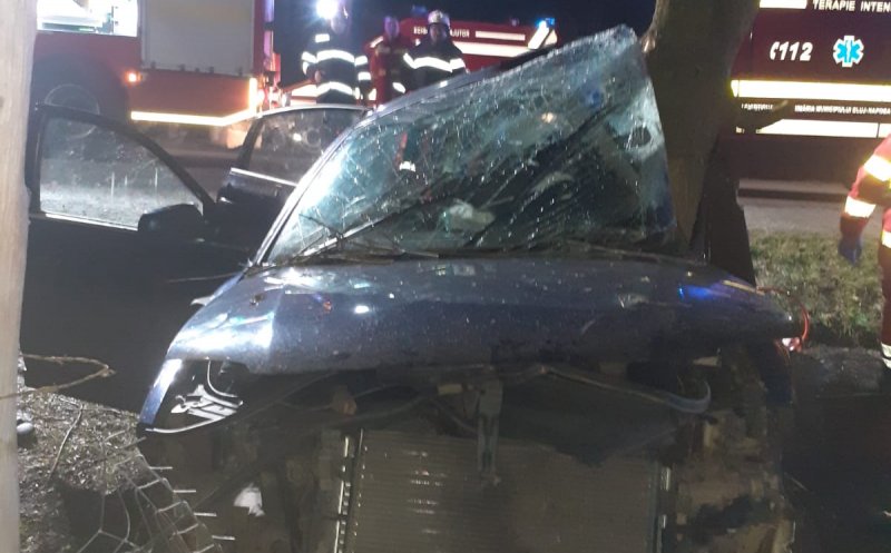 Accident într-o comună din Cluj. O mașină intrat în copac iar trei tineri au ajuns la spital