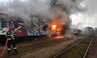Incendiu la gara din Cluj-Napoca. Două vagoane au luat foc iar o persoană a ajuns cu arsuri la spital / De la ce a pornit