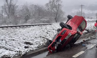 ACCIDENT în judeţul Cluj. Maşină, cu roţile în sus