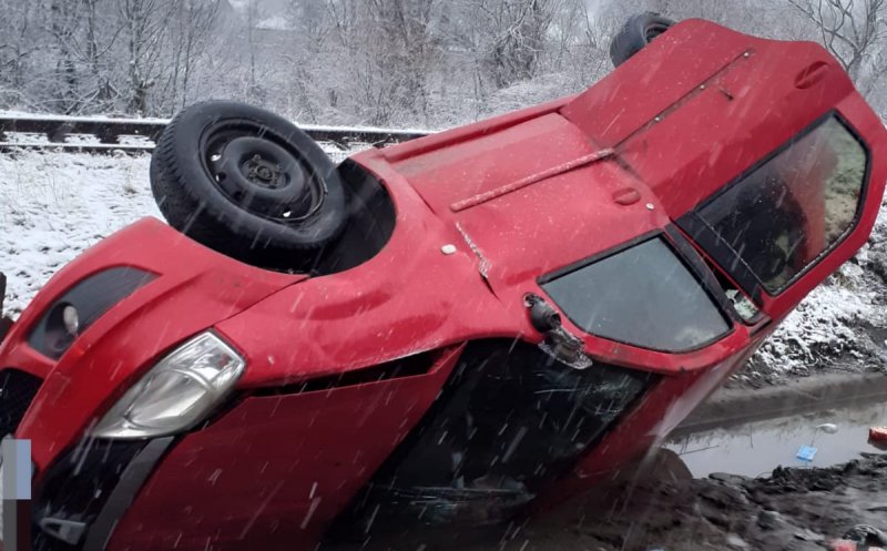 ACCIDENT în judeţul Cluj. Maşină, cu roţile în sus