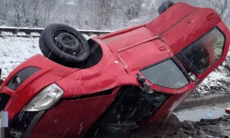 ACCIDENT în judeţul Cluj. Maşină, cu roţile în sus