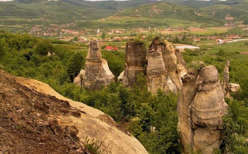 "Meteora" României se numeşte "Grădina Zmeilor" şi se află la doar 70 km de Cluj-Napoca. Îngrămădire spectaculoasă de stânci şi... legende