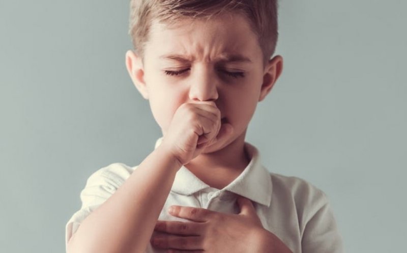 Ministerul Sănătății le recomandă părinților să nu-și trimită copiii la școală dacă au simptome respiratorii