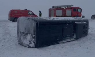 Microbuz cu 17 pasageri, răsturnat din cauza vântului puternic în Galați. A fost activat Planul roşu de intervenţie